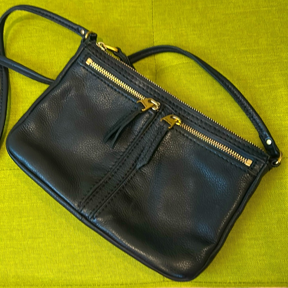Black leather small vintage Fossil purse. Barely used.